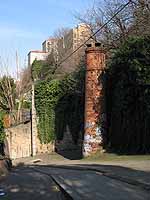 Montée de la Chana, Cheminée d’usine et Soeurs de Notre Dame des Missions en fond