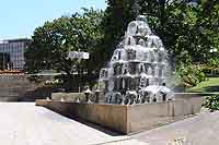 Fontaine de l’Auditorium de la Part Dieu Place Charles de Gaulle par Bernard Quiry (1975)