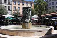 Fontaine "le Buisson Ardent" de Geneviève Böhmer face à la Bourse du Travail, Place Eugène Varlin