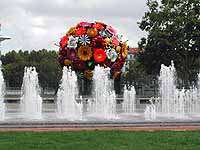 Fontaine place Antonin Poncet et "Flower Tree" Jeong-Hwa Choi (Coréen) place Antonin Poncet en 2003 Lyon 2ème 