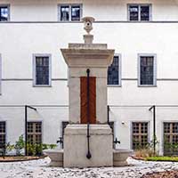 Fontaine dans la cour de l’arbre (renommée cour St Louis) de l’Hotel Dieu après 2018