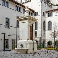 Fontaine dans la cour de l’arbre (renommée cour St Louis) de l’Hotel Dieu après 2018