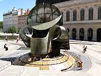 Fontaine "Le Soleil" par Ipoustéguy (Jean ROBERT 1920-2006) Place Louis Pradel à Lyon 1er