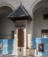 Fontaine dans une cour de l’Hotel Dieu après conversion en centre commercial