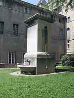 Fontaine dans la cour de l’arbre (renommée cour St Louis) de l’Hotel Dieu avant 2018