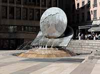 Fontaine "Le Soleil" par Ipoustéguy (Jean ROBERT 1920-2006) Place Louis Pradel à Lyon 1er