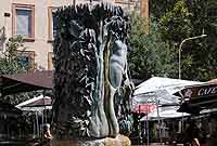 Fontaine "le Buisson Ardent" de Geneviève Böhmer face à la Bourse du Travail, Place Eugène Varlin