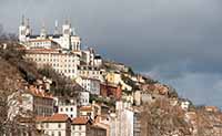 Fourvière vue depuis la place Gensoul