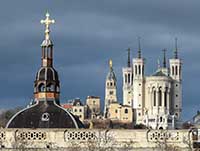 Vue de Fourvière depuis le quai Augagneur - Hotel-Dieu en premier plan