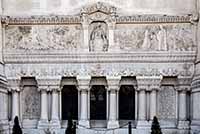 Joseph Belloni - (1960) La Charité : reliefs de Rachel (gauche) et Rebecca (droite) Nord-Est - Détail de la façade de la Basilique de Fourvière Lyon 5ème