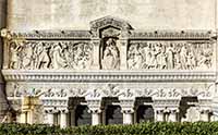 L’Humilité et la Chasteté : reliefs de la fille de Jephté et de Suzanne - Fresque Sud (1962) - Détail de la façade de la Basilique de Fourvière Lyon 5ème