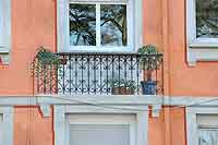 Barrière et plantes peintes en trompe l’oeil sur les immeubles (Résidence "La Sarra"), rue Pauline Jaricot Lyon 5ème