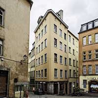 Immeuble avec emplacements de fenêtres peints Place de la Trinité Lyon 5ème