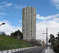 Le Plateau Tour Panoramique en Mars 2010 avant démolition de la barre 220. La Duchère (Lyon 9ème) 