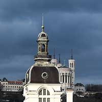 Un des beffrois de l’Hotel-Dieu, Fourvière en arrière plan.