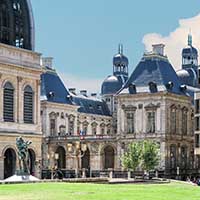 Hotel de Ville Place de la Comédie Lyon 1er au premier plan statue de Louise Labé par Ipousteguy 