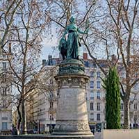 Monument à la République Place Carnot amputée des groupes statuaires qui l’entouraient en janvier 1975 Lyon 2ème