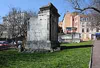 Mausolées (découverts place de Trion et remontés ici) Place Eugène Wernert (ancien professeur du Lycée Ampère)