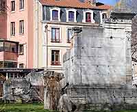 Mausolées (découverts place de Trion et remontés ici) Place Eugène Wernert (ancien professeur du Lycée Ampère)