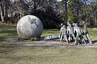 Monument de la réunion du G7 "Ensemble pour la Paix et la Justice" par Xavier de Fraissinette (1996) Lyon 6ème