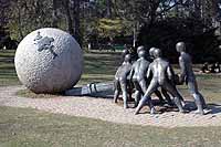 Monument de la réunion du G7 "Ensemble pour la Paix et la Justice" par Xavier de Fraissinette (1996) Lyon 6ème