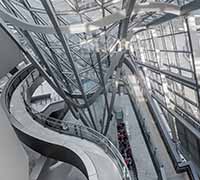 L’escalator - Groupe d’enfants - Musée des Confluences