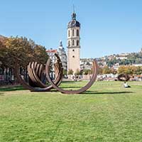 Clocher Hopital de la Charité Place Antonin Poncet - Sculptures par Bernar Venet "212,5° Arc x 26, 2008" et "Four Indeterminate Lines, 2011"(Rétrospective 2019-1959 (21/09/2018-06/01/2019))