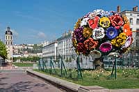 Place Antonin Poncet Beffroi Hopital de la charité et "Flower Tree" par Jeong-Hwa Choi (Corée) Lyon 2ème (vue vers l’ouest)