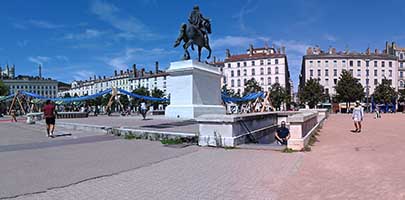 "Tissage Urbain" par Romain Froquet (2025)- Place Bellecour Lyon 2ème