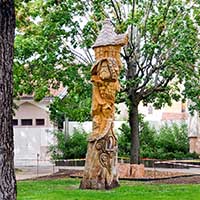 Sculpture à la tronçonneuse par Christian Thérain à Champagne au Mont d’or au Parc des Cèdres "(Simone Veil)"