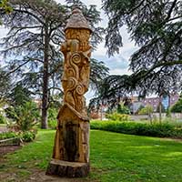 Sculpture à la tronçonneuse par Christian Thérain à Champagne au Mont d’or au Parc des Cèdres "(Simone Veil)"