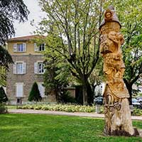 Sculpture à la tronçonneuse par Christian Thérain à Champagne au Mont d’or au Parc des Cèdres "(Simone Veil)"