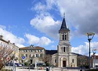 Limonest - Place Décurel avec l’église et la maison de la Métropole