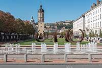 Clocher Hopital de la Charité, Place Antonin Poncet - Sculptures par Bernar Venet "Arcs in Disorder: 5 Arcs x 5, 2003-2008"(Rétrospective 2019-1959 (21/09/2018-06/01/2019))