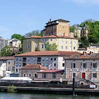 Quai Clémenceau et Chateau de Cuire face à l’île Barbe (Caluire)