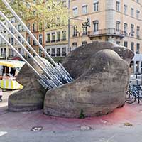 Sculpture (1984) par Gabriel Gouttard (20/03/1927-09/02/2015) Passerelle du Palais de Justice