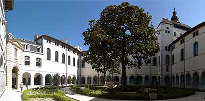 Grand Cloître. Hotel Dieu quai Jules Courmont Lyon 2ème