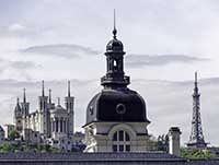 Fourvière à l’arrière de l’Hotel-Dieu