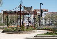 Kiosque à Fleurs Quai Jean Moulin au bout de la Passerelle du Collège