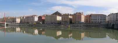 Quai des Célestins entre la Passerelle du Palais de Justice et le Pont Bonaparte