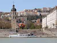 Bateau Mouche Quai Gailleton face à la Place Antonin Poncet sur le Rhône  "Flower Tree" par Jeong-Hwa Choi (Corée)