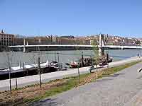 Péniches d’habitation devant la Passerelle du Collège