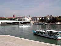 Bateau Mouche Quai Gailleton face à la Place Antonin Poncet sur le Rhône près du Pont de la Guillotière sur le Rhône