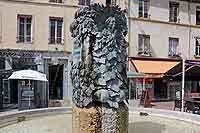 Fontaine "Le Buisson Ardent" de Geneviève Böhmer, Place Eugène Varlin, Face à la Bourse du Travail  Lyon 3