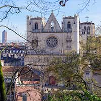 Cathédrale Saint Jean Baptiste vu de la fontaine du Chemin Neuf