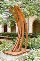 Bernar Venet (1941-) 85.5° Arc x 8 Acier roulé - (Rétrospective 2019-1959 ) dans le jardin du Musée des Beaux-Arts Lyon 1er