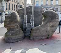 Sculpture (1984) par Gabriel Gouttard (20/03/1927-09/02/2015) Passerelle du Palais de Justice