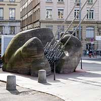 Sculpture (1984) par Gabriel Gouttard (20/03/1927-09/02/2015) Passerelle du Palais de Justice