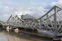 Pont S.N.C.F de la Mulatière sur la Saône et Musée des Confluences