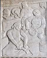 "Cuisinières" Bas-relief (Marcel Renard) sur les cotés des portes - Hotel des Postes Place Antonin Poncet Lyon 2ème